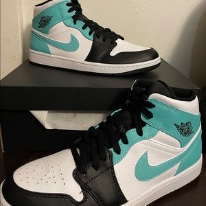 Jordan 1 Mid (Tropic Twist)